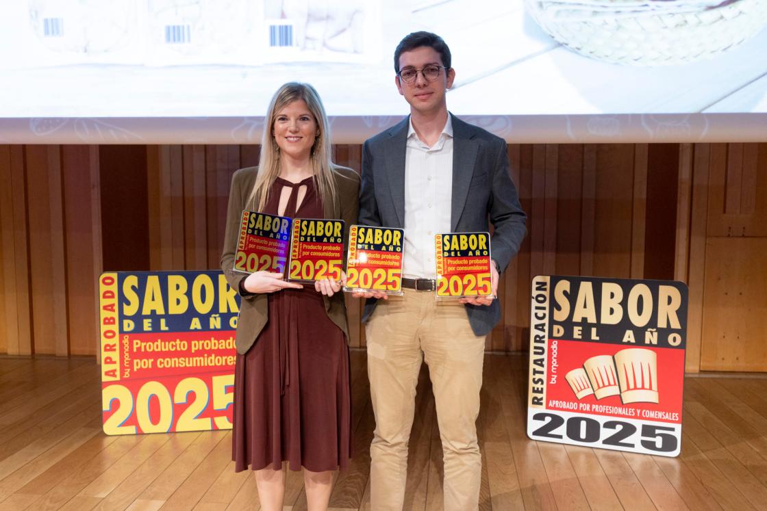 Representantes de la empresa Lidl recogen varios galardones en los premios Sabor del Año 2025 que han distinguido este miércoles en Barcelona a más de cien productos alimentarios de venta al por menor y restauración por su calidad, sabor y contribución a la cultura gastronómica, un sello que ha llegado a doblar las ventas de productos premiados en 2024. EFE/Marta Pérez