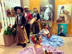 Fotografía cedida por la Secretaría Nacional de Turismo de Paraguay (Senatur) de personas con trajes típicos paraguayos en el estand de Paraguay durante la Feria Internacional de Turismo (Fitur) 2025 en Madrid (España). EFE/ Senatur /SOLO USO EDITORIAL/ SOLO DISPONIBLE PARA ILUSTRAR LA NOTICIA QUE ACOMPAÑA (CRÉDITO OBLIGATORIO)