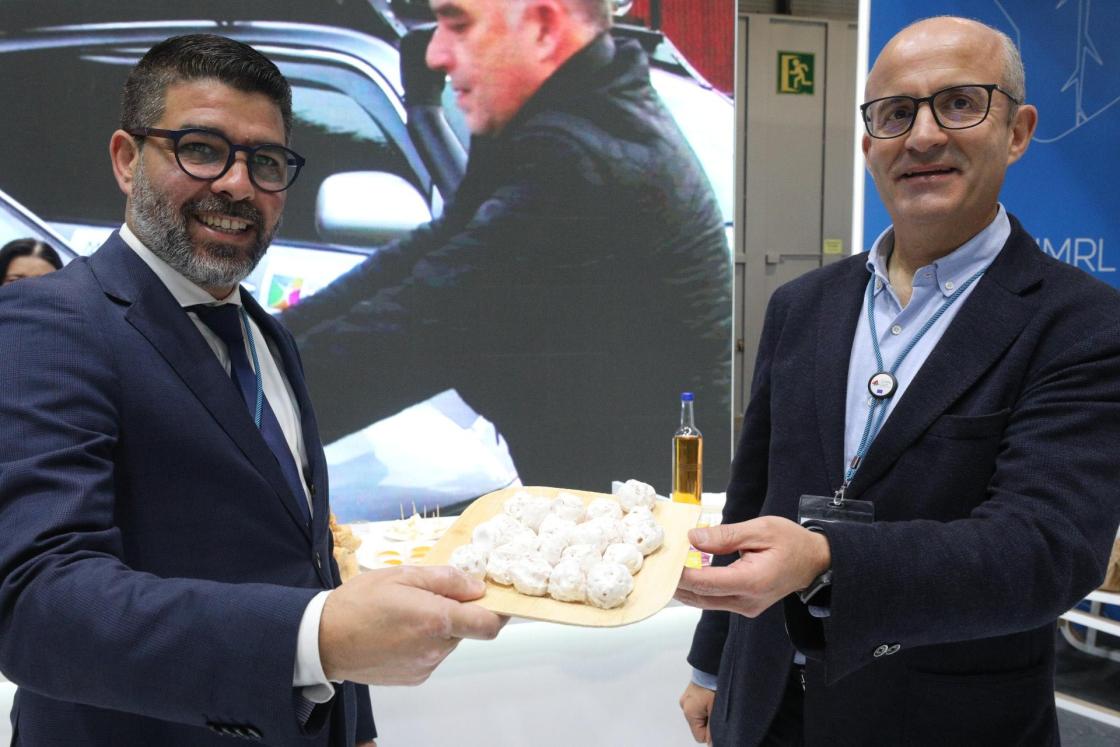 En la imagen, Pedro Pimpao (alcalde de Pombal, izq) y el secretario ejecutuvo de la región de Leiria, Paulo Santos, muestran pasteles beijinhos de pombal.