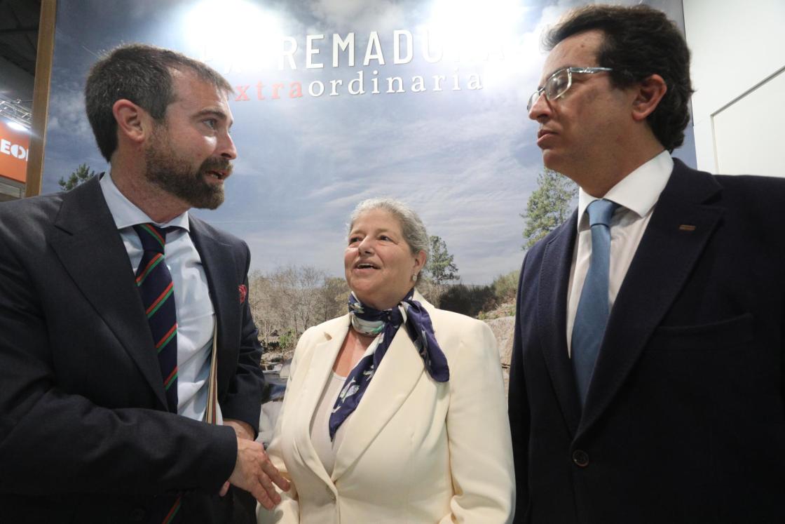 Jesús Viñuales, director general de Turismo de Extremadura (i), Anabela Freitas, vicepresidenta de Turismo Centro de Portugal, Pedro Beato, vicepresidente de Turismo Alentejo de Portugal. Créditos: Carlos García