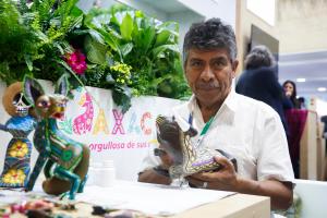 Un hombre sostiene una artesanía en el estand del estado de Tlaxcala durante la Feria Internacional de Turismo (Fitur) 2025 en Madrid (España). EFE/ David Fernández