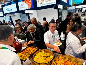 Fotografía cedida por la Secretaría Nacional de Turismo de Paraguay (Senatur) de visitantes en el estand de Paraguay durante la Feria Internacional de Turismo (Fitur) 2025 en Madrid (España). EFE/ Senatur /SOLO USO EDITORIAL/ SOLO DISPONIBLE PARA ILUSTRAR LA NOTICIA QUE ACOMPAÑA (CRÉDITO OBLIGATORIO)