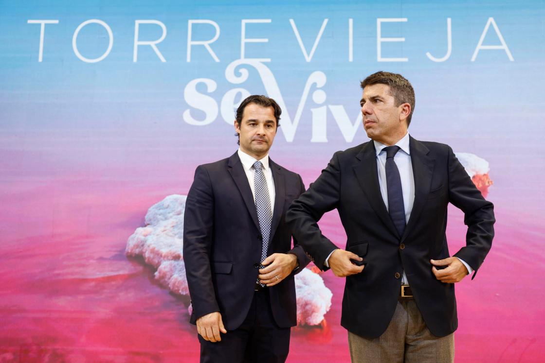 GRAFCVA4907. MADRID, 22/01/2025.- El ayuntamiento de Torrevieja presenta la campaña de promoción turística 'Torrevieja se vive' en la jornada inaugural de la Feria Internacional de Turismo de Madrid (FITUR). En la imagen el president de la Generalitat, Carlos Mazón (dcha), junto al alcalde de Torrevieja Eduardo Dolón, durante la presentación. EFE/Ana Escobar
