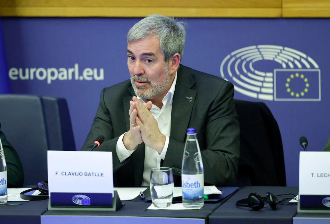 ESTRASBURGO (FRANCIA), 21/01/2025.- El presidente de Canarias, Fernando Clavijo, durante una sesión de la Conferencia de Presidentes de las Regiones Ultraperiféricas, este martes en la sede del Parlamento Europeo, en Estrasburgo. EFE/ Ronald Wittek