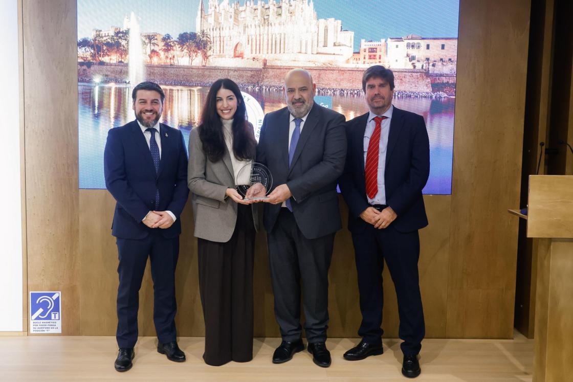 El alcalde de Palma de Mallorca, Jaime Martínez (2d) durante una entrega de premios de la guía "Lonely Planet" a la ciudad insular este miércoles durante la jornada inaugural de Fitur 2025 en el recinto de Ifema, en Madrid. EFE/David Fernández