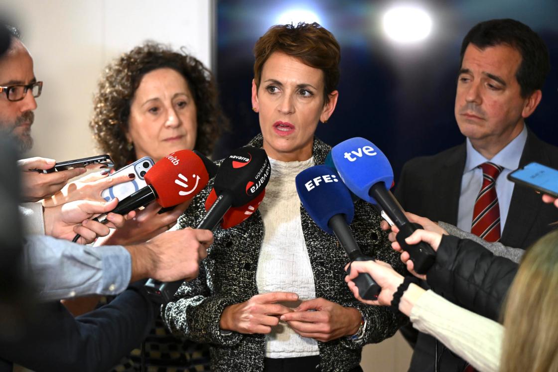 MADRID, 10/01/2025.- La presidenta de Navarra, María Chivite, en declaraciones a los medios este viernes en Madrid, Chivite se ha reunido con el ministro de Industria, Jordi Hereu y representantes de la multinacional alemana BSH para tratar el futuro de la planta de electrodomésticos de BSH de Esquíroz (Navarra), amenazada de cierre, y de sus más de 600 trabajadores. EFE/ Fernando Villar