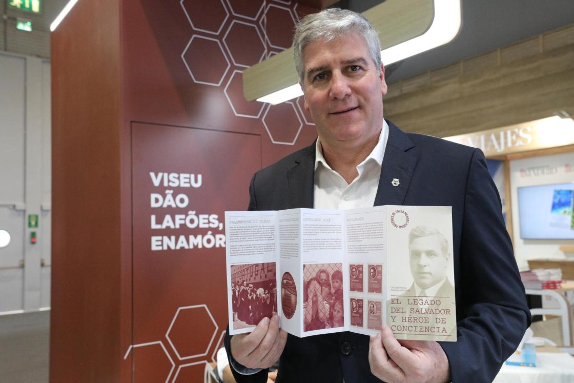 Pie de foto: Paulo Catalino, alcalde de Carregal do Sal, en Fitur./ Carlos Garcia