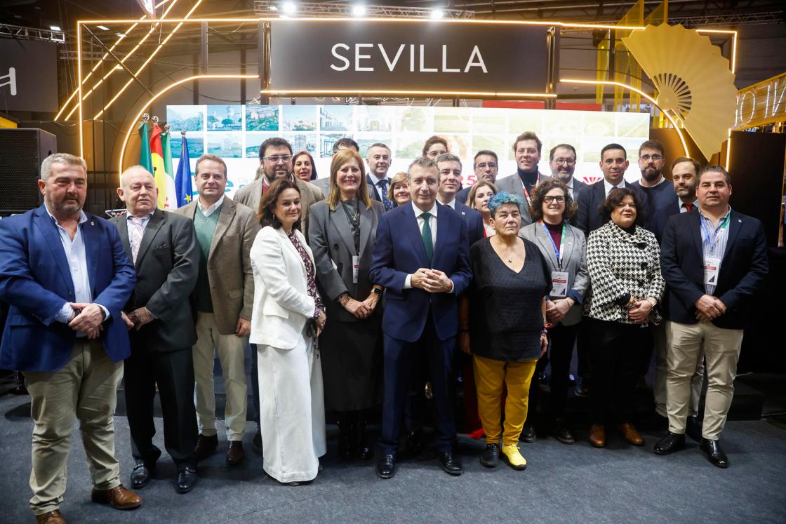 MADRID, 22/01/2025.- El presidente de la Diputación de Sevilla, Francisco Javier Fernández de los Ríos, en le pabellón de su ciudad durante la jornada inaugural de Fitur 2025 en el recinto de Ifema este miércoles en Madrid. EFE/David Fernández