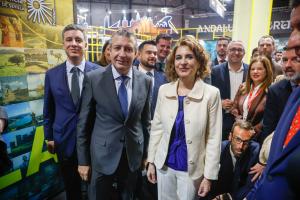 MADRID, 23/01/2025.- La vicepresidenta primera del gobierno, María Jesús Montero, y Francisco Javier Fernández de los Ríos, presidente de la Diputación de Sevilla (i), durante su visita al estand de la Diputación de Sevilla en la segunda jornada de la Feria Internacional de Turismo, Fitur, este jueves en Madrid.-EFE/ David Fernández