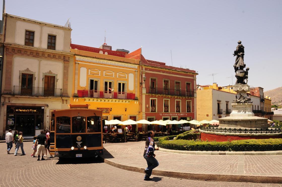 Fotografía general de una plaza del estado de Guanajuato