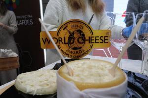 En la imagen, una muestra del mejor queso del mundoEl mejor queso del mundo en la región de las Beiras y Serra, swegún los World Cheese Awards de 2024-2025.