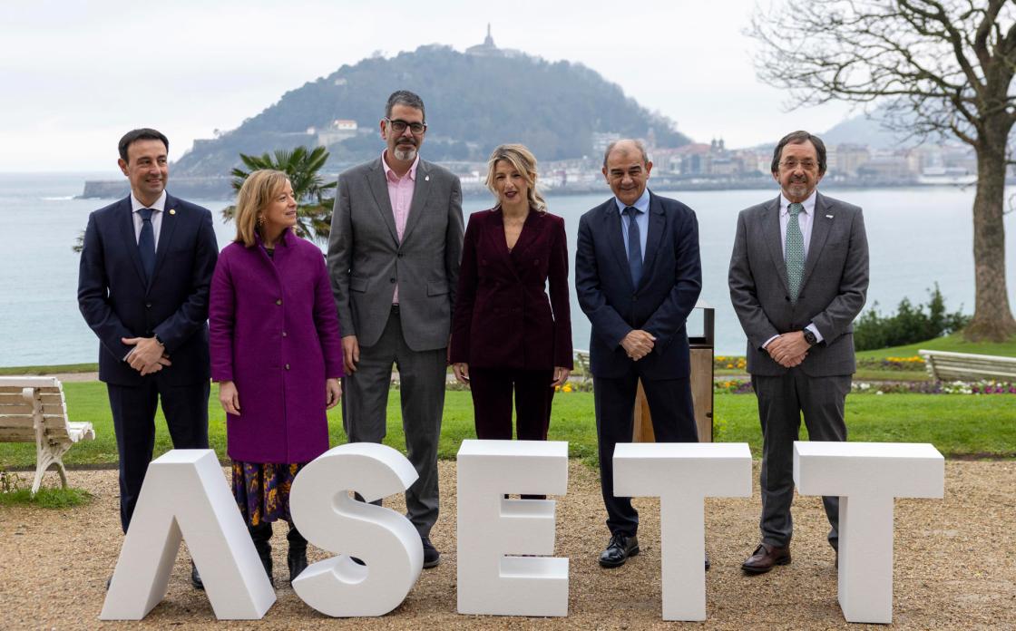 SAN SEBASTIÁN, 16/01/2025.- La vicepresidenta segunda y ministra de Trabajo y Economía Social, Yolanda Díaz (3d), la diputada general de Gipuzkoa, Eider Mendonza (2i), el alcalde donostiarra, Eneko Goia (3i), entre otros, durante la inauguración este jueves el hub de vanguardia de la economía social, ASSET, que tendrá su sede en el Palacio Miramar de San Sebastián. EFE/Javier Etxezarreta