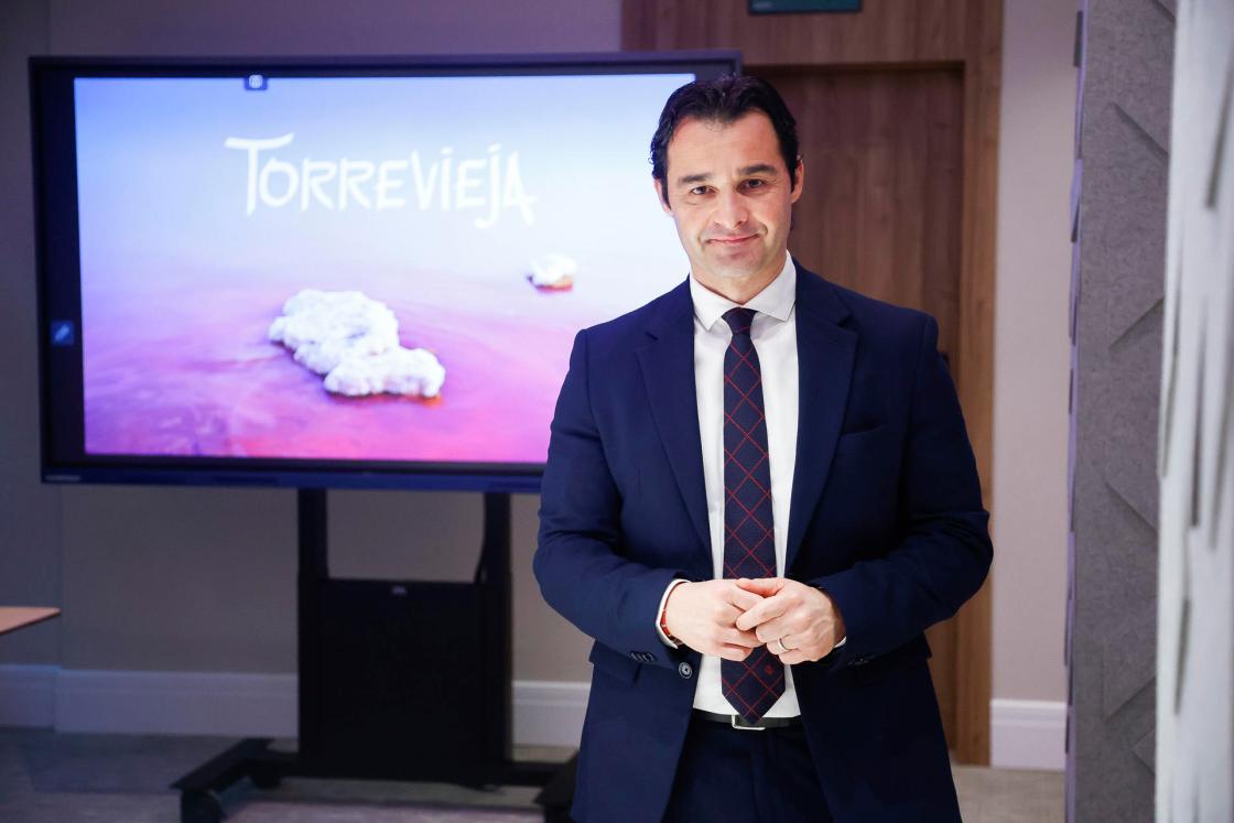 MADRID, 21 Enero 2025 (EFE)- El alcalde de Torrevieja, Eduardo Dolón, durante un desayuno con la prensa previo al inicio de la Feria Internacional de Turismo, FITUR 2025, este martes en Madrid. EFE/David Fernández