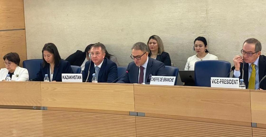 El ministro de Justicia kazajo, Yerlan Sarsembayev (3I), y el viceministro de Exteriores, Roman Vassilenko (2D), en la 48ª sesión del Examen Periódico Universal (EPU) del Consejo de Derechos Humanos de la ONU. Durante la sesión se evaluaron positivamente las medidas adoptadas en los últimos años por Kazajstán para mejorar la situación de los derechos humanos.