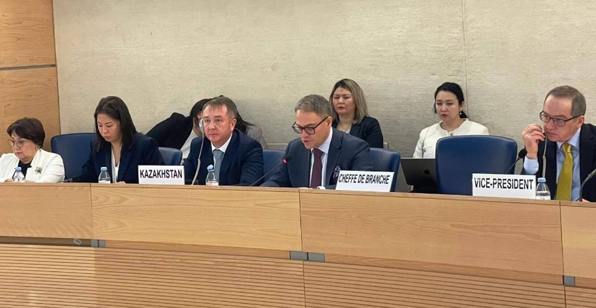 El ministro de Justicia kazajo, Yerlan Sarsembayev (3I), y el viceministro de Exteriores, Roman Vassilenko (2D), en la 48ª sesión del Examen Periódico Universal (EPU) del Consejo de Derechos Humanos de la ONU. Durante la sesión se evaluaron positivamente las medidas adoptadas en los últimos años por Kazajstán para mejorar la situación de los derechos humanos.