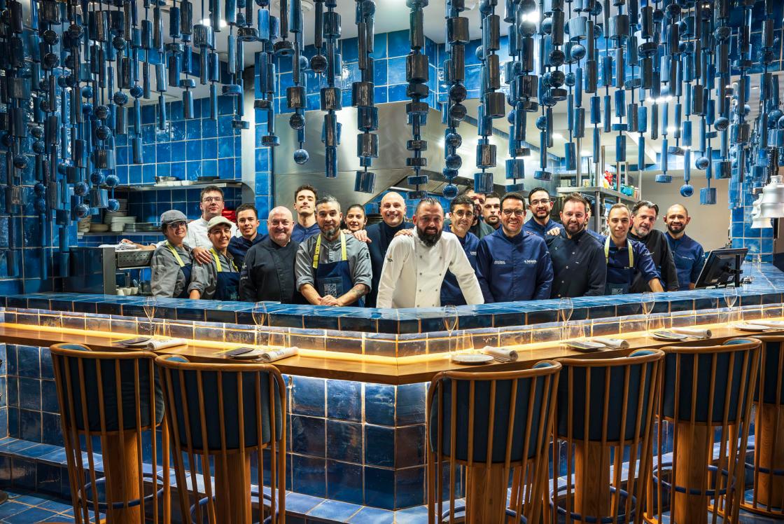 El grupo valenciano Gastroadictos y el madrileño Arzábal cosieron este martes por la noche un menú a cuatro manos en La Sastrería, en València. EFE/Gastroadictos/Beatriz Carretero