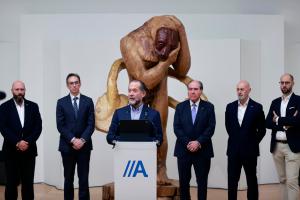 A CORUÑA, 21/02/25.- El presidente de ABANCA, Juan Carlos Escotet (3i), acompañado por el presidente de Afundación, Miguel Ángel Escotet (3d), Jose Luis Rey (i), encargado del diseño de la exposición, Pedro Otero (2i), director gerente de Afundación, Fernando Fillgueiras (2d), responsable de la Coleccion ABANCA y Diego Cascón (d), comisario de la muestra, durante la presentación de la exposición 'Espazo e Tempo. A escultura na Colección' este viernes en la sede coruñesa de Afundación. EFE/Cabalar