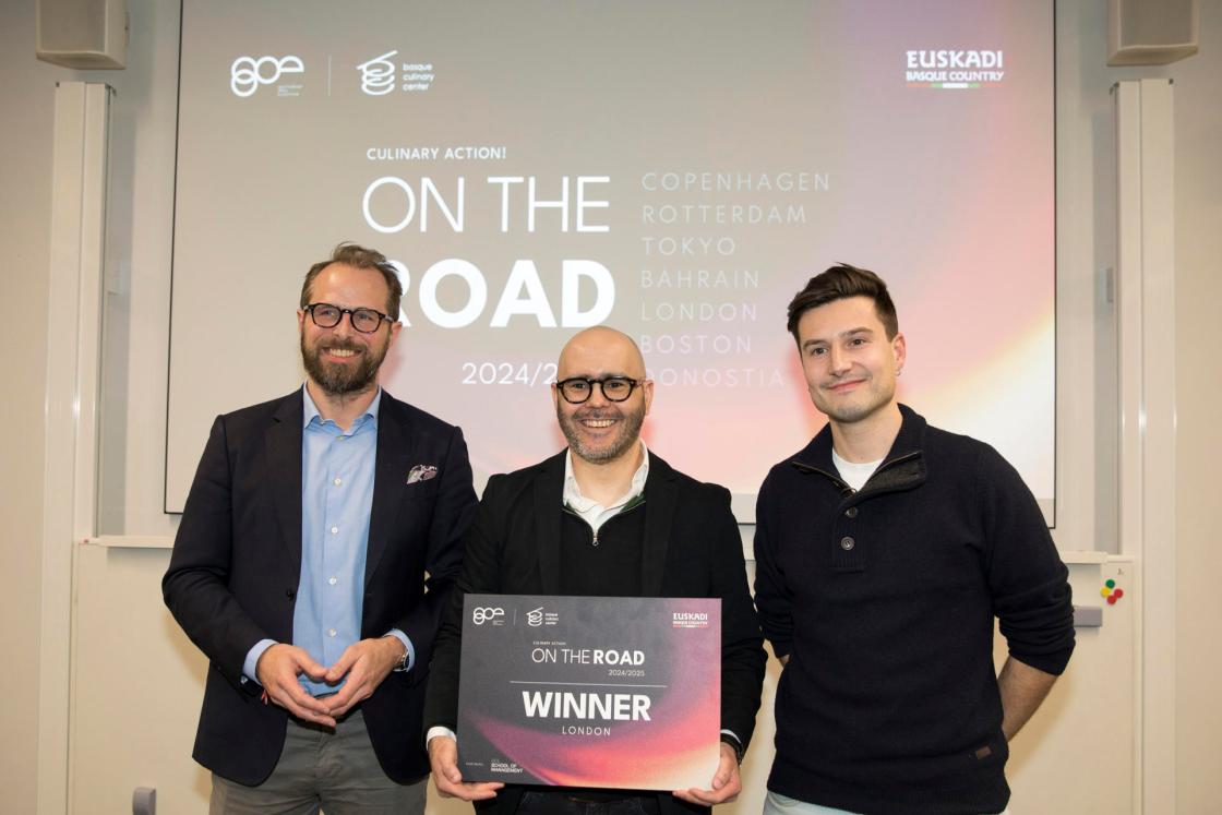 LONDRES, 05/02/2025.- Miembros de ´The Good Pulse´, tras recibir el premio a la start/up ganadora del concurso gastronómico itinerante Culinary Action! on the Road hoy miércoles en Londres. EFE / Ángeles Rodenas.