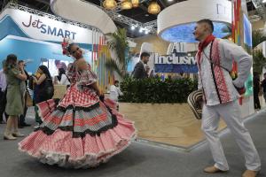 Artistas bailan este miércoles, durante la Vitrina Turística ANATO 2025 en Bogotá (Colombia). EFE/ Carlos Ortega