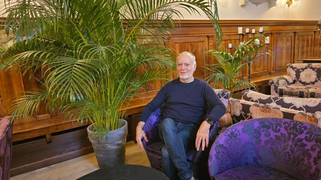 Una invitación a explorar los límites del universo y la conciencia con "Más allá del final".