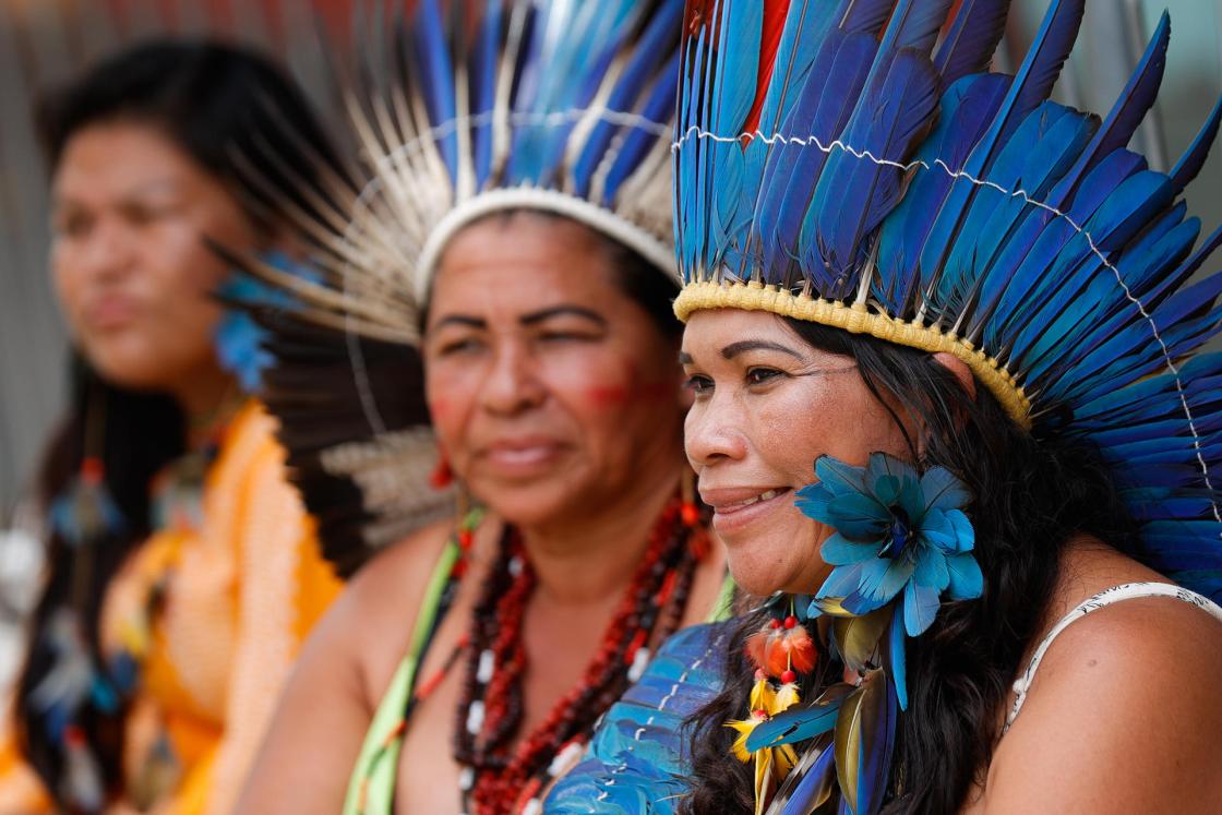 Fotografía de indígenas visitando el almacén de Utopia, donde se realiza el panel de lanzamiento de Breathe Cities Río de Janeiro, en Río de Janeiro (Brasil). EFE/ Sebastiao Moreira ARCHIVO