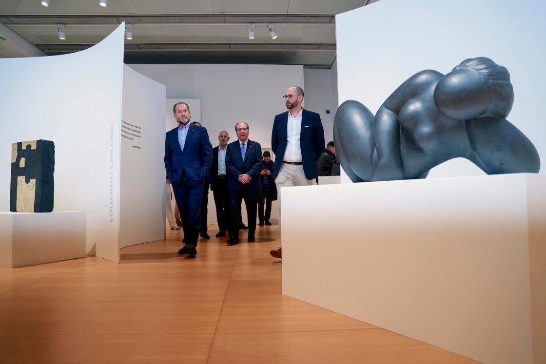 A CORUÑA, 21/02/25.- El presidente de ABANCA, Juan Carlos Escotet (i), acompañado por el presidente de Afundación, Miguel Ángel Escotet (c), durante la presentación de la exposición 'Espazo e Tempo. A escultura na Colección' este viernes en la sede coruñesa de Afundación. EFE/Cabalar