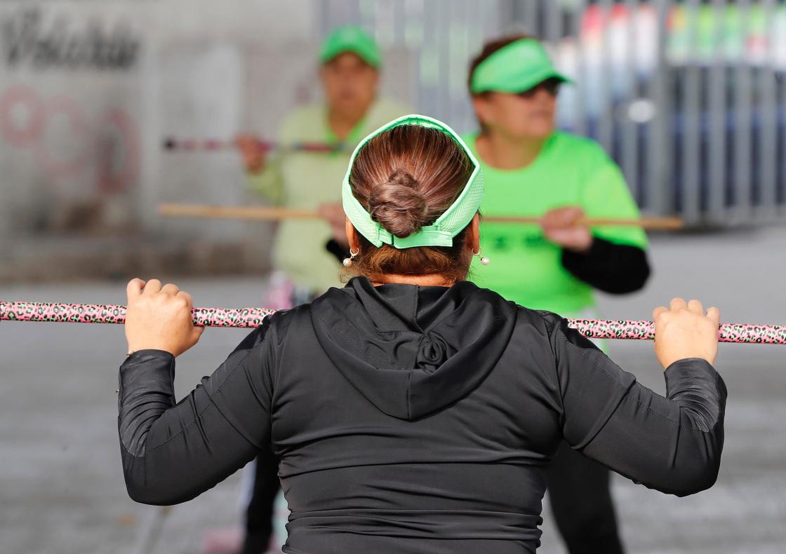 Mujeres participan en una clase de zumba en un deportivo en la Ciudad de México (México). EFE/ Mario Guzmán
