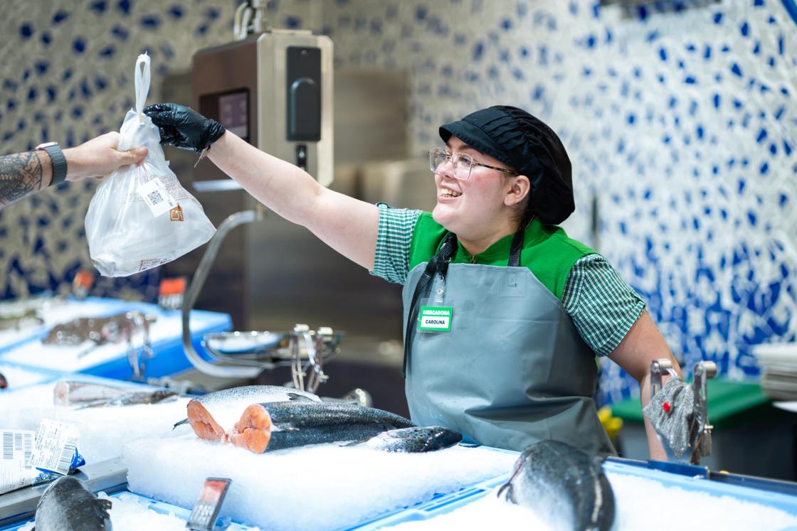 Una trabajadora de Mercadona en uno de los supermercados de la cadena en Portugal. Mercadona abrirá 10 nuevas tiendas en 2025 en el país vecino y llegará, por primera vez, a la ciudad de Lisboa, dentro de su política de expansión en este país, donde terminará el año con una red de 70 establecimientos. EFE/Mercadona/IMAGEN CEDIDA/CRÉDITO OBLIGATORIO