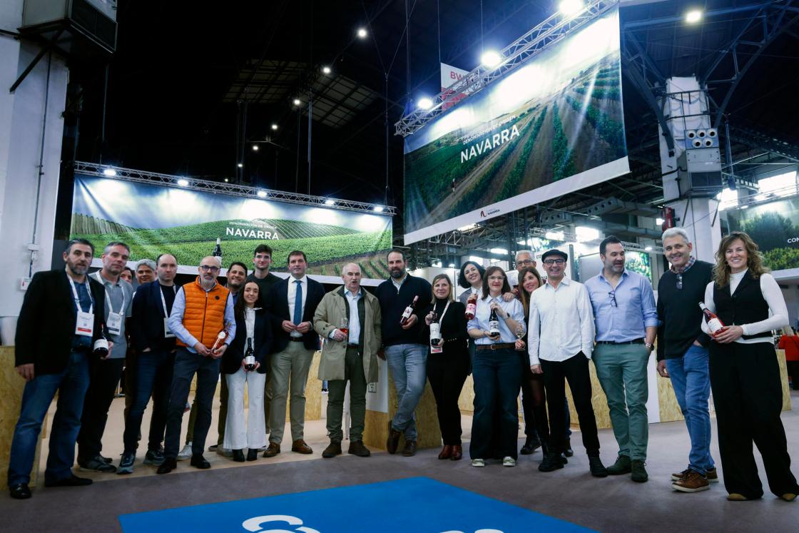 GRAFCAT3461. BARCELONA, 03/02/2025.- El consejero de Desarrollo Rural y Medio Ambiente del Gobierno de Navarra, José Mari Aierdi (c), posa con los emnpresarios y bodegueros presentes en el stand de Navarra, durante la inauguración de la Wine Week de Barcelona, el salón del vino español, que inicia este lunes en el recinto de Fira de Barcelona en Montjuïc su quinta edición, en la que espera batir récords de bodegas, superficie y asistencia. EFE/Quique García