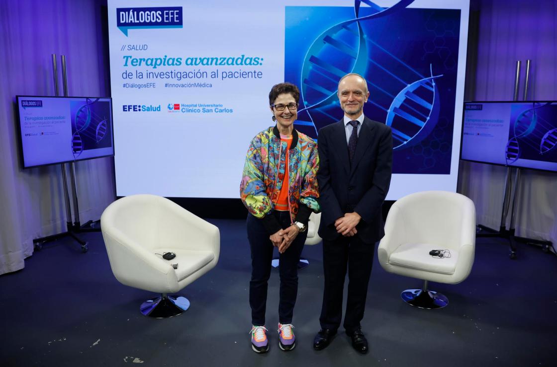 MADRID, 13/02/2025.- El doctor Eduardo López Bran, jefe de Servicio de Dermatología del Hospital Clínico San Carlos de Madrid, y la doctora Sol Ruiz Antúnez, jefa de división de Biológicos, Biotecnología y Terapias Avanzadas de la Agencia Española del Medicamentos y Productos Sanitarios (AEMPS), durante el debate 'Terapias avanzadas: de la investigación al paciente', que ha tenido lugar en la Agencia EFE y en el que se han analizado nuevos campos relacionados con el desarrollo de las terapias avanzadas. EFE/David Fernández