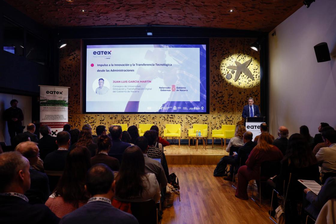 MADRID, 12/02/2025.- El consejero de Universidad, Innovación y Transformación Digital, Juan Luis García, interviene en la jornada ‘Evento Horizonte 2035: impulso de la innovación en la industria alimentaria’, organizada por Eatex Food Innovation Hub (liderado por CNTA e impulsado por el Gobierno), este miércoles en Madrid.-EFE/ Javier Lizón 