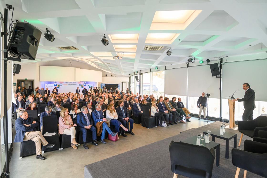 SEVILLA. 19/02/2025. - El presidente de Diputación de Sevilla, Javier Fernández, durante su intervención en la presentación del informe 'Presente y futuro del desarrollo sostenible en la Sevilla metropolitana', que ha tenido lugar este miércoles en Sala Metropol de la ciudad. EFE/ Raúl Caro