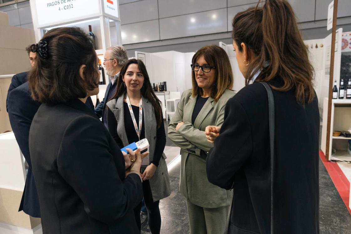 PARÍS, 10/02/2025.- La consejera de Alimentación, Desarrollo Rural, Agricultura y Pesca del Gobierno Vasco, Amaia Barredo, asiste en París a la mayor feria mundial de vinos y bebidas, 'Wine Paris 2025', donde el Gobierno Vasco presentará vino de Rioja Alavesa, sidra y txakoli. EFE/Valentina Camu