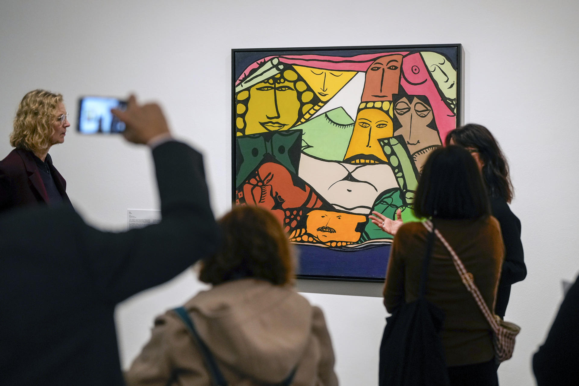 MADRID, 18/02/2025.- Varias personas ante una de las obras que forman parte de la exposición Huguette Caland. Una vida en pocas líneas" que se muestra en el Museo Nacional Reina Sofía de Madrid, desde el 19 de Febrero hasta el 25 de Agosto.  EFE/ Borja Sánchez-trillo