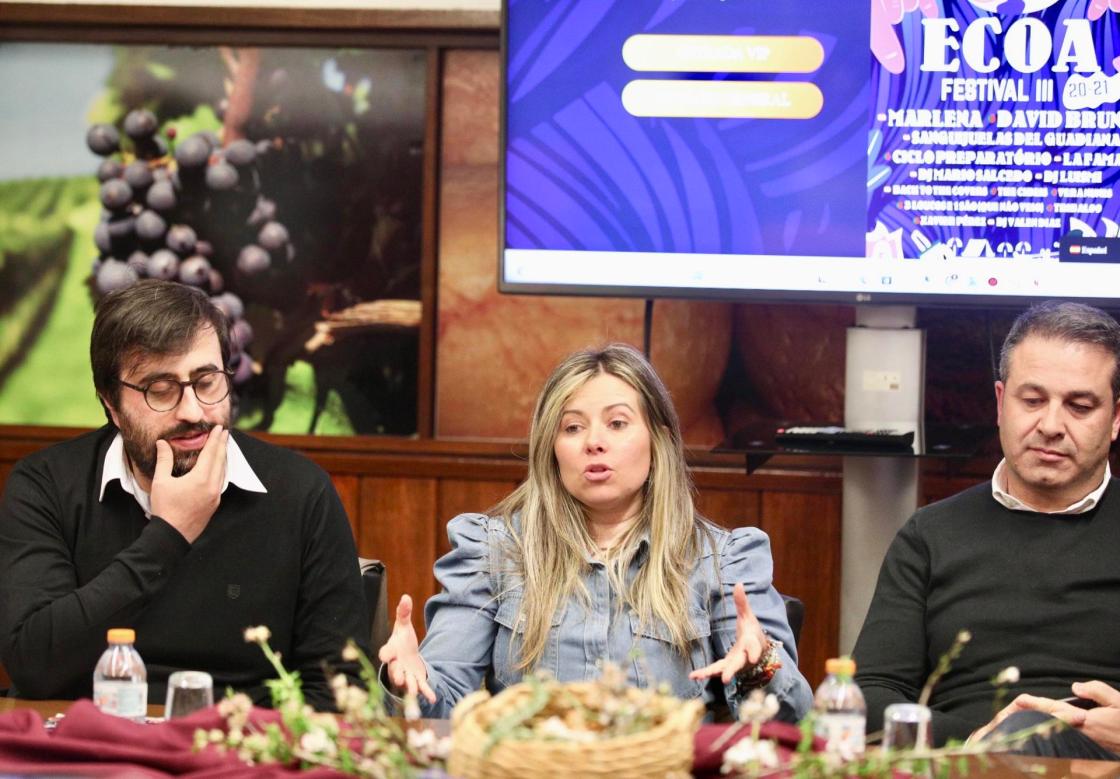 Vilar Formoso (Portugal), 27 feb (EFE).- En la Foto: De izquierda a derecha, el alcalde de Vilar Formoso (Portugal), André Silva, la alcaldesa de Fuentes de Oñoro (Salamanca, España), Laura Vicente, y el alcalde de Almeida (Portugal), António Machado, durante la presentación del festival en Vilar Formoso./ Carlos García.