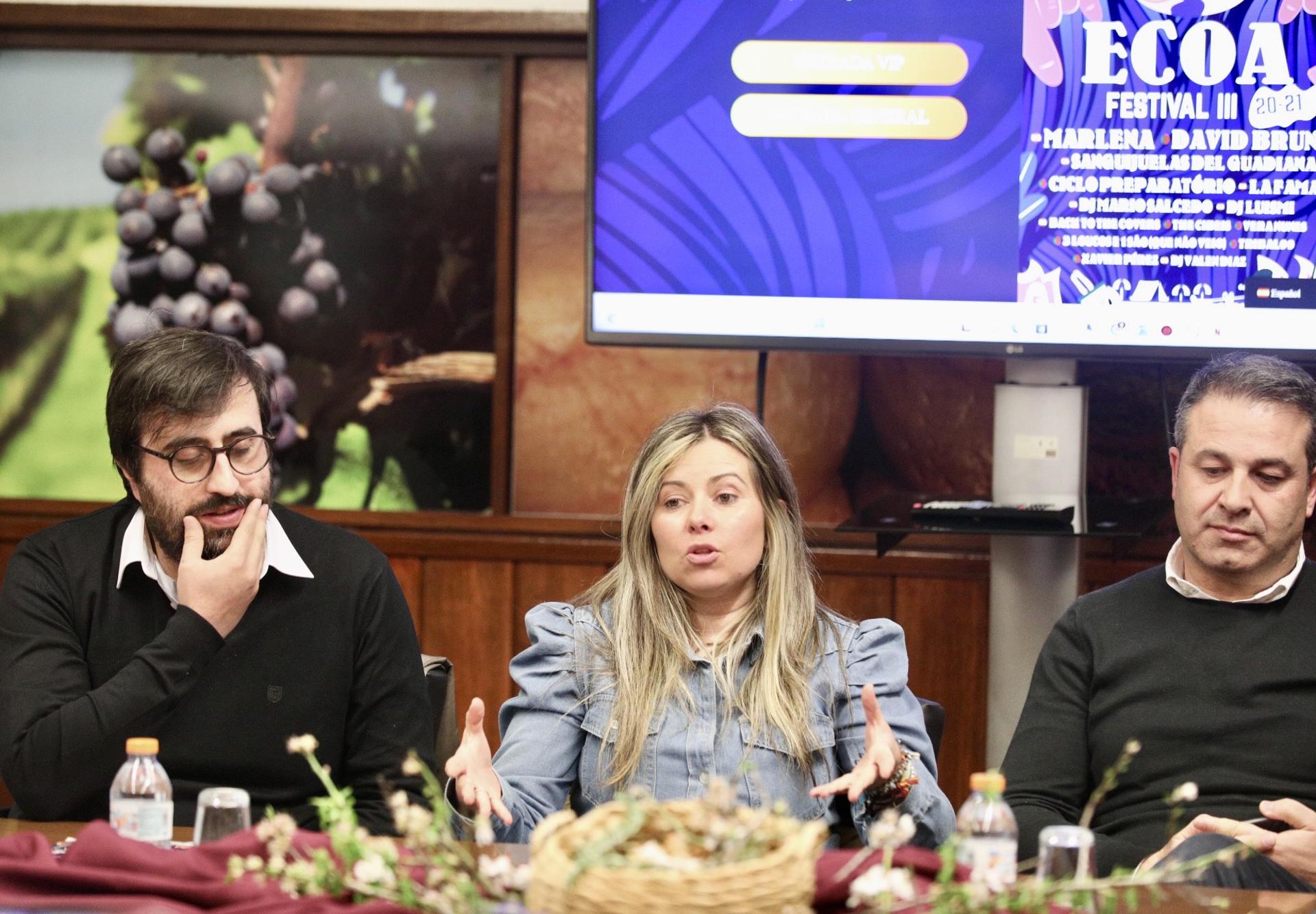 Vilar Formoso (Portugal), 27 feb (EFE).- En la Foto: De izquierda a derecha, el alcalde de Vilar Formoso (Portugal), André Silva, la alcaldesa de Fuentes de Oñoro (Salamanca, España), Laura Vicente, y el alcalde de Almeida (Portugal), António Machado, durante la presentación del festival en Vilar Formoso./ Carlos García.