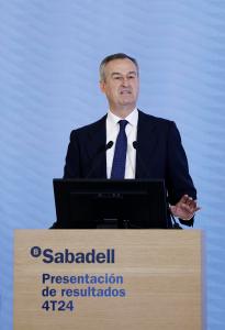 GRAFCAT3633. SANT CUGAT (BARCELONA), 07/02/2025.- El consejero delegado de Banco Sabadell, César González-Bueno, durante la presentación este viernes en rueda de prensa de los resultados anuales del ejercicio 2024 de la entidad bancaria, en el que obtuvo un beneficio récord de 1.827 millones de euros, un 37,1 % más que el año anterior, impulsado por el sólido desempeño de su negocio de particulares y empresas, y por la creciente aportación de su filial británica TSB. EFE/Andreu Dalmau