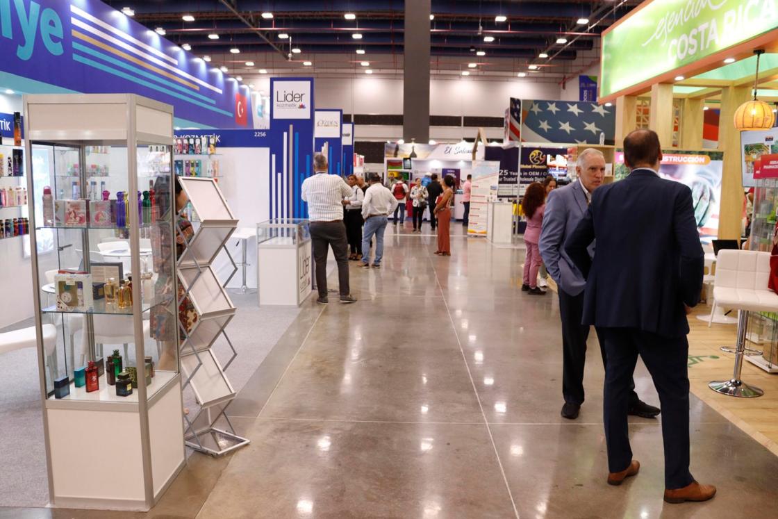 Fotografía cedida por CCIAP que muestra personas recorriendo pabellones en el Panamá Convention Center en 2024 durante una rueda de negocios. EFE/ CCIAP /SOLO USO EDITORIAL NO VENTAS/SOLO DISPONIBLE PARA ILUSTRAR LA NOTICIA QUE ACOMPAÑA (CRÉDITO OBLIGATORIO)