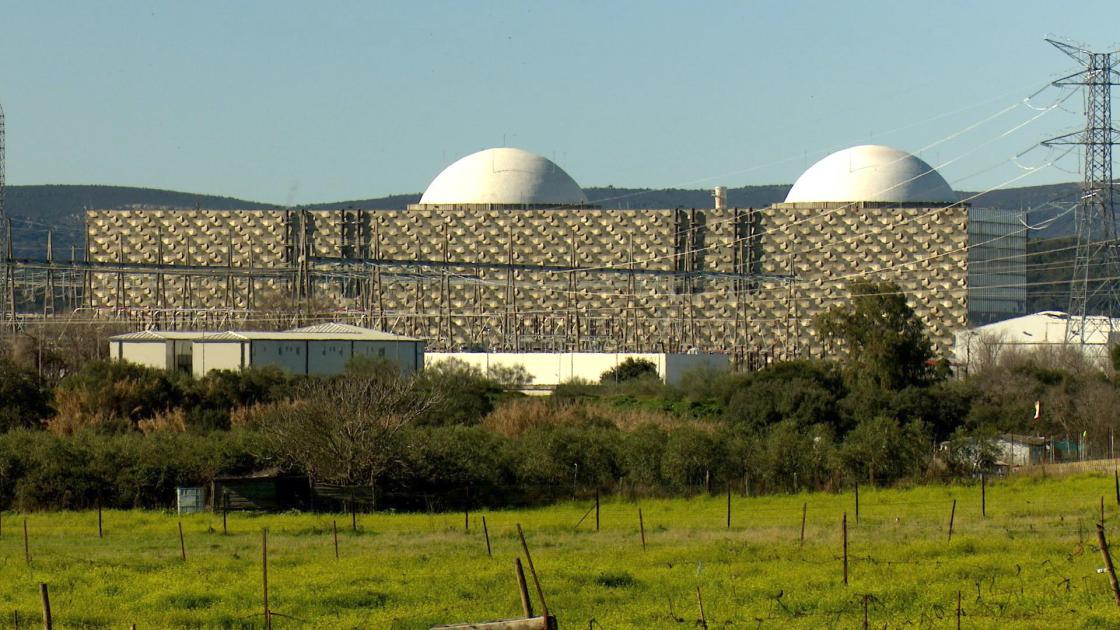 Fotografía exterior de la central nuclear de Almaraz, que dejará de funcionar en 2028.