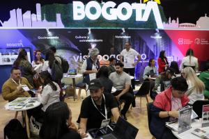 Personas asisten a una rueda de negocios en la Vitrina Turística ANATO 2025 en Bogotá (Colombia). EFE/ Carlos Ortega