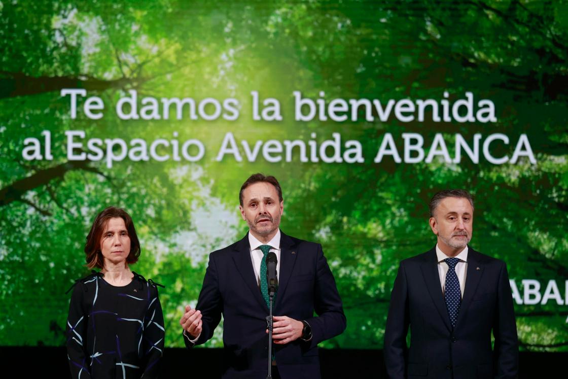 A CORUÑA, 20/02/25.- ABANCA inaugura este jueves su nuevo centro corporativo en la ciudad de A Coruña, situado en el antiguo Cine Avenida, que pasará a denominarse 'Espacio Avenida'. En la presentación a los medios de comunicación han estado presentes Gerardo Fuertes (c), director ejecutivo de Territorios y Redes de ABANCA; Óscar Salgado (d), director territorial y Pilar Ceide (i), gerente de Proxectos Inmuebles de la entidad. EFE/Cabalar