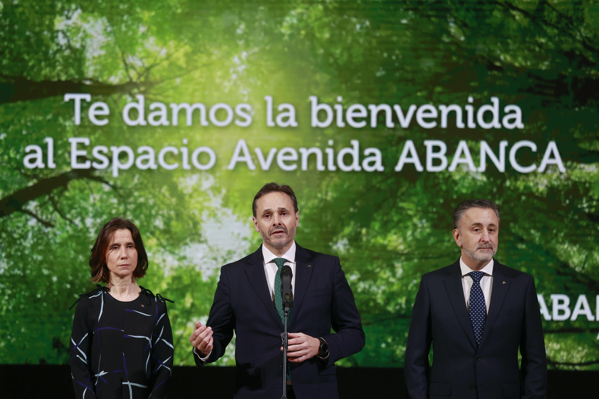 A CORUÑA, 20/02/25.- ABANCA inaugura este jueves su nuevo centro corporativo en la ciudad de A Coruña, situado en el antiguo Cine Avenida, que pasará a denominarse 'Espacio Avenida'. En la presentación a los medios de comunicación han estado presentes Gerardo Fuertes (c), director ejecutivo de Territorios y Redes de ABANCA; Óscar Salgado (d), director territorial y Pilar Ceide (i), gerente de Proxectos Inmuebles de la entidad. EFE/Cabalar
