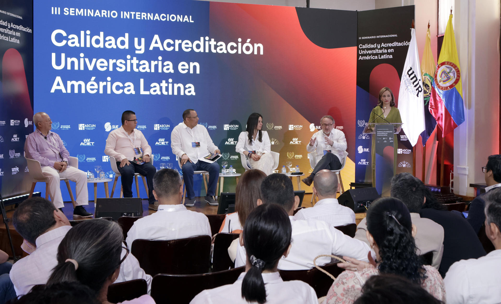 Desde la izquierda, el director de la Asociación Colombiana de Instituciones de Educación Superior (ACIET), Lorenzo Portocarreño; el presidente del Sistema Universitario Estatal SUE, Jairo Torres Oviedo; el rector de la Universidad de Cartagena, Willian Malkún; la delegada del ministerio de educación de Colombia, Martha Helena Hernández y el director académico internacional de UNIR, Universidad Internacional de La Rioja (España), Manuel Herrera, participan en el III Seminario Internacional Calidad y Acreditación Universitaria en América Latina 2025 en Cartagena (Colombia). EFE/ Ricardo Maldonado Rozo.