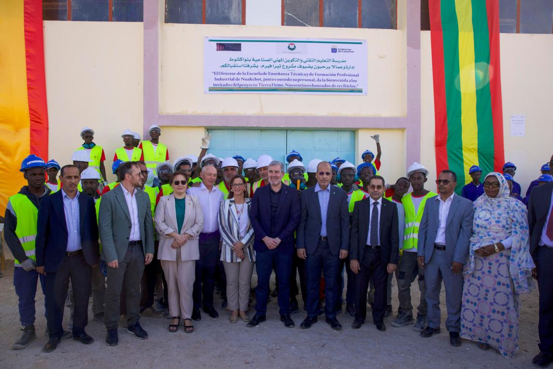 MAURITANIA, 21/02/2025.- El presidente de Canarias, Fernando Clavijo (c), en la primera jornada del viaje de dos días que este ha emprendido al país, en la que ha asistido a la presentación del proyecto Tierra Firme, un centro de formación profesional de jóvenes que trabajan en construcción. EFE/Abdel Jelil Oumar Watt