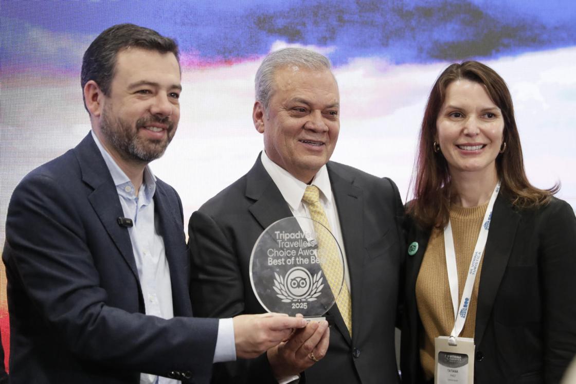 El alcalde de Bogotá, Carlos Fernando Galán (i), el presidente ejecutivo de la Cámara de Comercio de Bogotá, Ovidio Claros (c), y la representante de TripAdvisor Tatiana Páez posan durante la apertura de la Vitrina Turística ANATO 2025 en Bogotá (Colombia). EFE/ Carlos Ortega