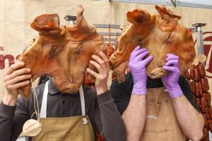 LALÍN (PONTEVEDRA), 23/02/2025. - Miles de personas se han acercado esta mañana a la 57 Feria del Cocido de la localidad pontevedresa de Lalín para degustar y comprar en la feria los productos típicos del cocido. EFE/ Xoán Rey.