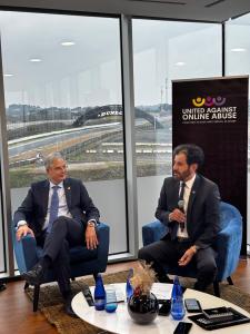 De izquierda a derecha, el presidente del Senado de la Federación Internacional de Automovilismo y del RACE, Carmelo Sanz de Barros, y el presidente de la Federación Internacional de Automovilismo (FIA), Mohammed ben Sulayem, este viernes en Madrid. EFE/RACE/CEDIDA/CRÉDITO OBLIGATORIO