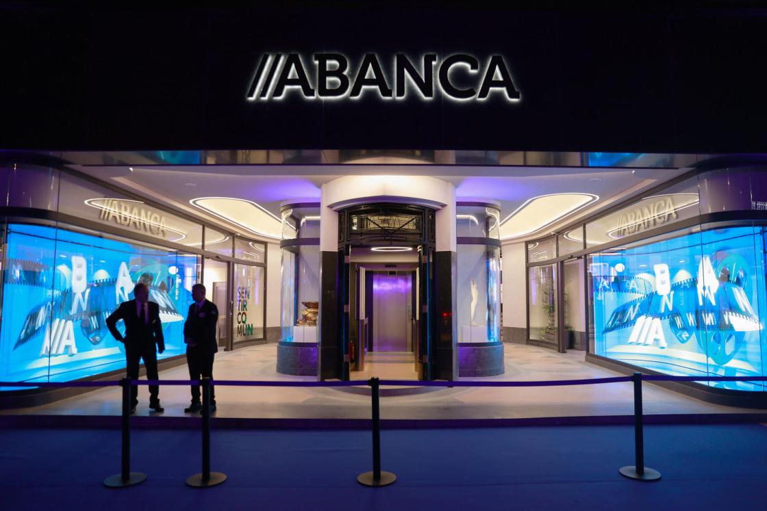 A CORUÑA, 20/02/2025.- La entidad Abanca inaugura este jueves un nuevo espacio en A Coruña abierto a eventos junto con actividad financiera y comercial. El banco ha rehabilitado el antiguo Cine Avenida de A Coruña, un edificio de 1941 en desuso desde hace casi treinta años contiguo a Afundación y que, desde la semana que viene, volverá a tener actividad. EFE/ Cabalar