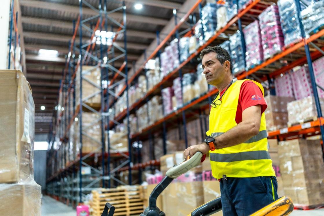 Pie de foto: Empleado de Dársena21 - almacén alimentario y ECOAutor: Dársena21