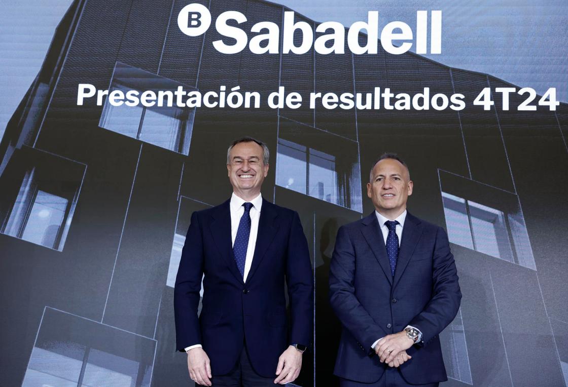 GRAFCAT3627. SANT CUGAT (BARCELONA), 07/02/2025.- El consejero delegado de Banco Sabadell, César González-Bueno, junto al director financiero, Sergio Palavecino (d), durante la presentación este viernes en rueda de prensa de los resultados anuales del ejercicio 2024 de la entidad bancaria, en el que obtuvo un beneficio récord de 1.827 millones de euros, un 37,1 % más que el año anterior, impulsado por el sólido desempeño de su negocio de particulares y empresas, y por la creciente aportación de su filial británica TSB. EFE/Andreu Dalmau